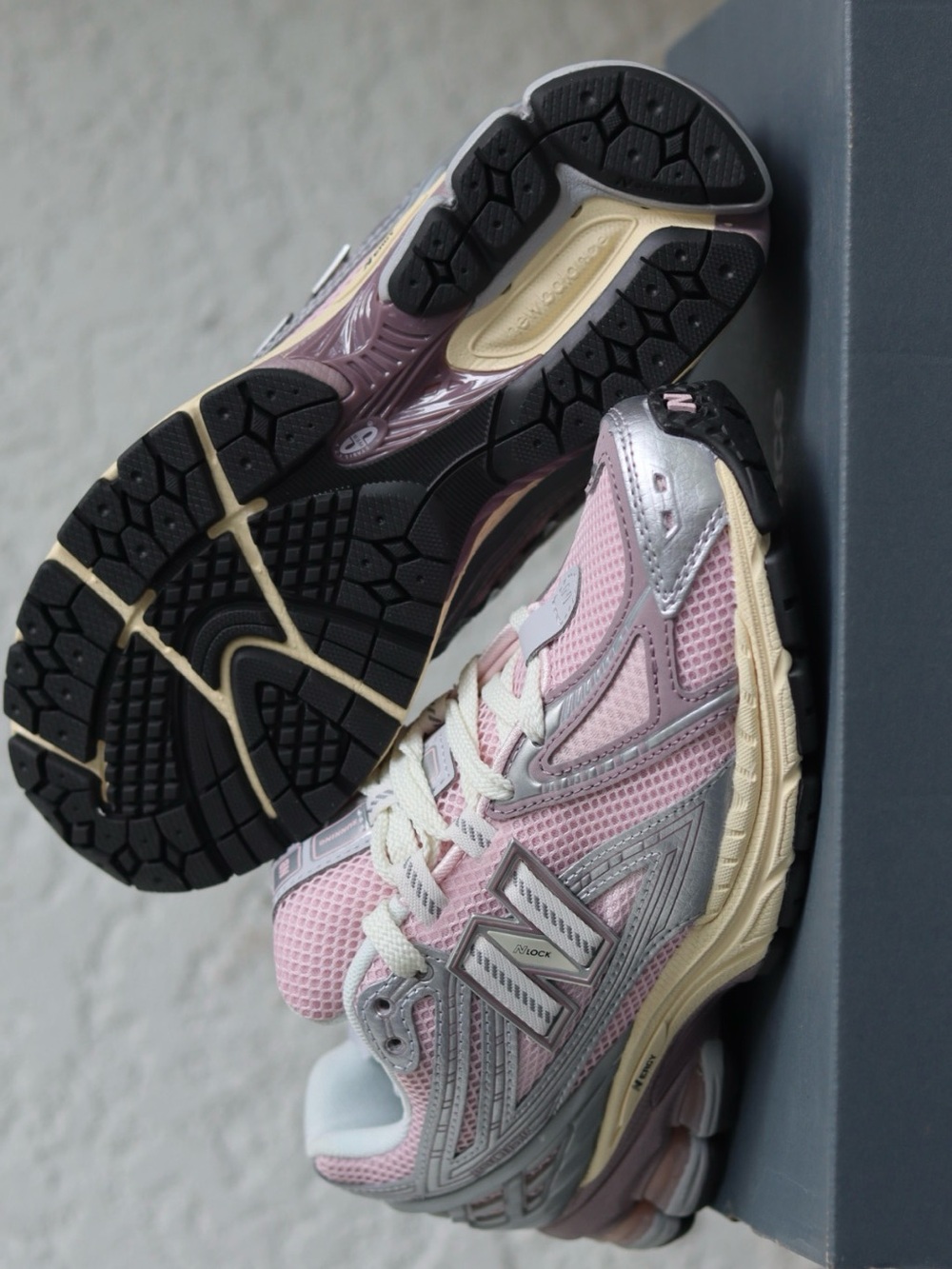 NEW BALANCE 1906 R